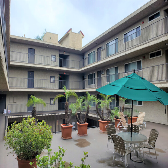 Building Photo - 3841 Mentone Ave