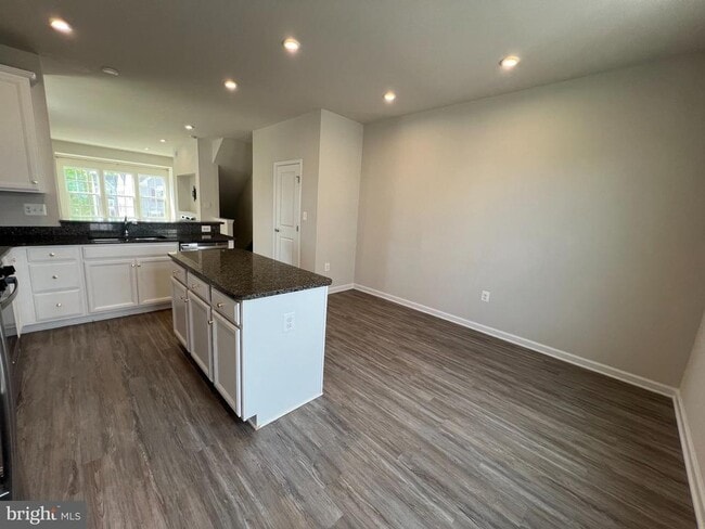 Building Photo - 526 River Crest Way