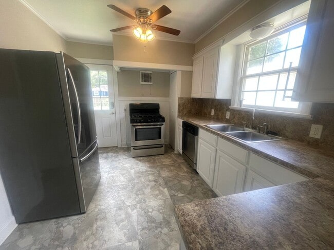 Building Photo - Broadmoor Gem! Move In Ready So Hurry!