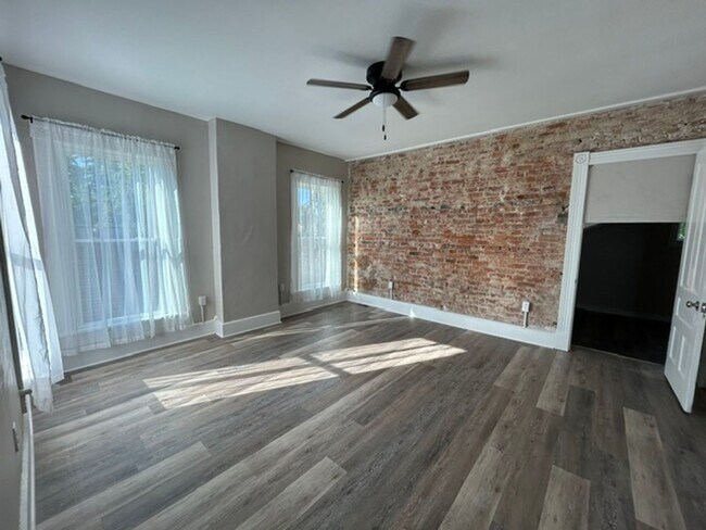 Building Photo - 19-21 S. Van Lear St.