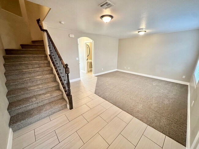 Building Photo - Desert Hills Gem!