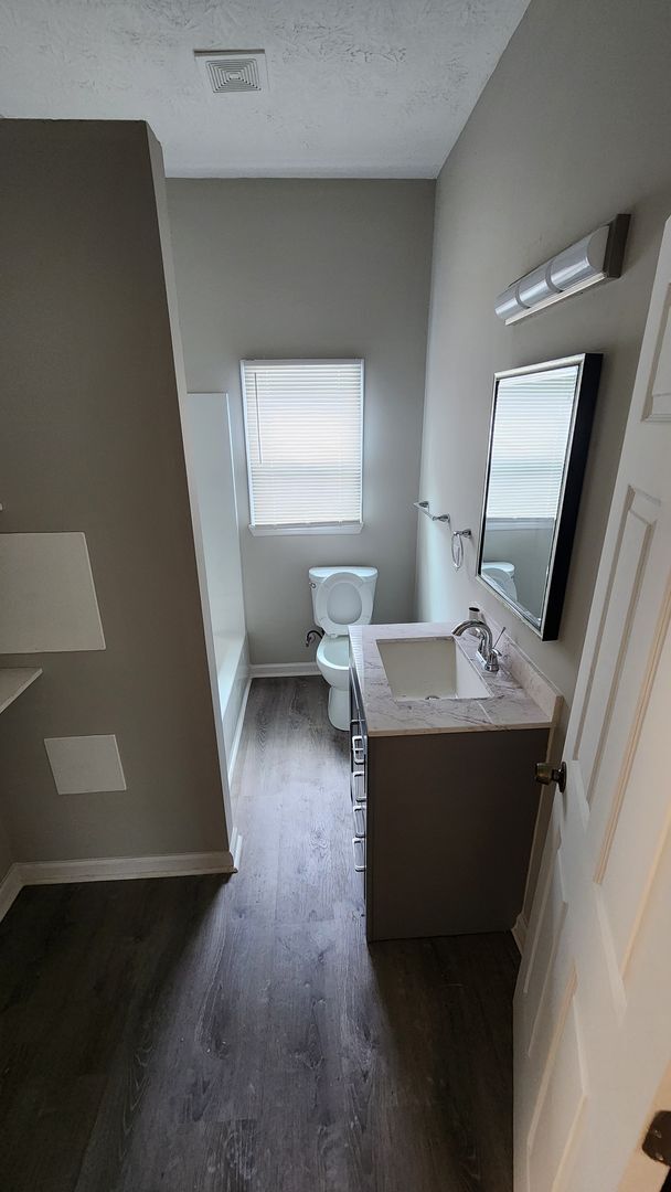 Building Photo - Cozy Home