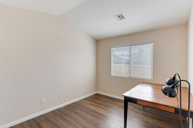 Building Photo - CHARMING 2 BEDROOM HOME IN GATED COMMUNITY...