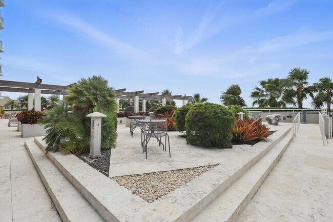 Building Photo - 1551 N Flagler Dr