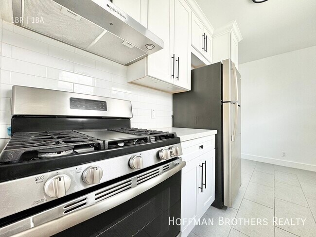 Building Photo - 328 N Kingsley Dr