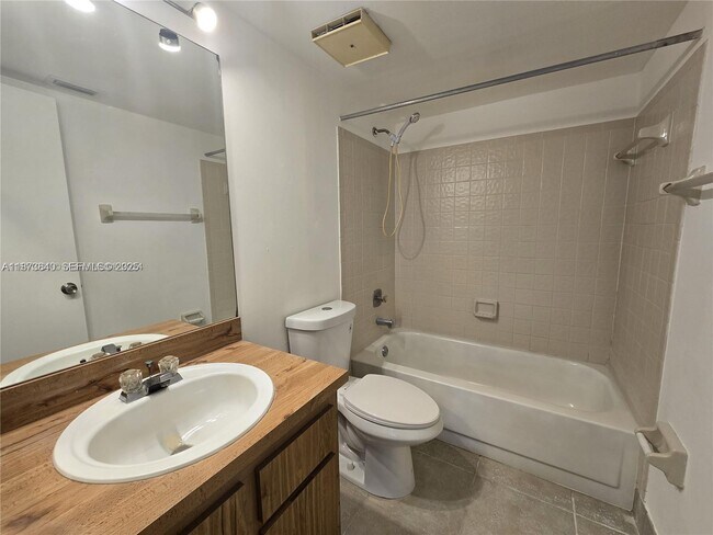 Building Photo - 824 Twin Lakes Dr