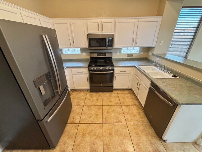 Building Photo - Modern 3Bed/3Bath Two Story Home located i...