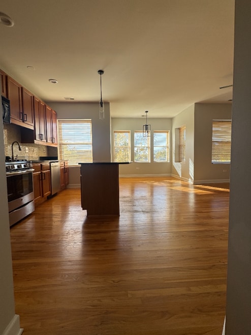 Building Photo - 3708 W Ainslie St