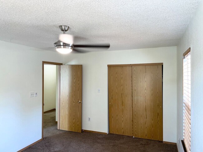 Building Photo - Nice 3 Bedroom Unit Near Everything!!