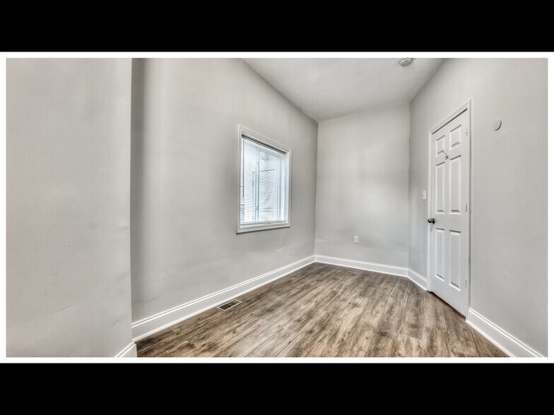 Building Photo - 2220 Lyndhurst Ave