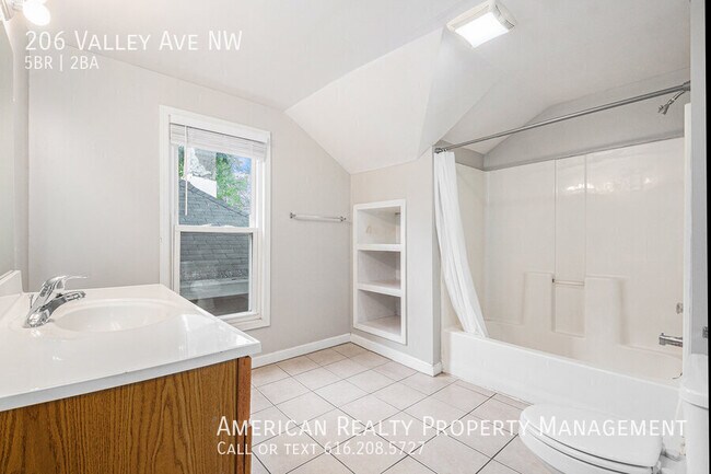 Building Photo - 206 Valley Ave NW