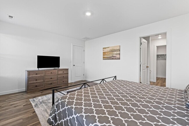 Building Photo - 8648 E Wishmore St