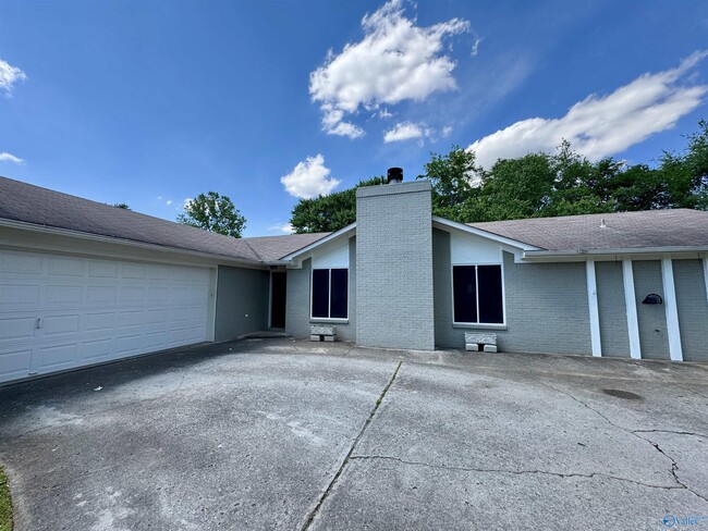 Primary Photo - 110 Leathertree Ln