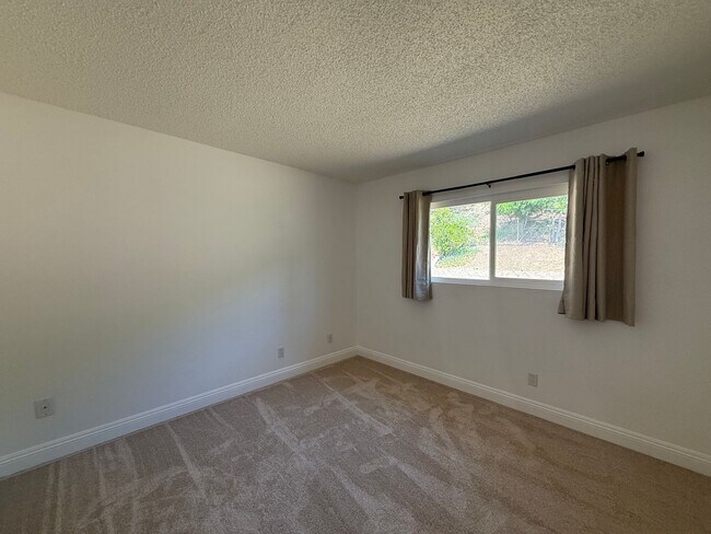 Building Photo - 3B/2BA Home in Rancho Peñasquitos Availabl...