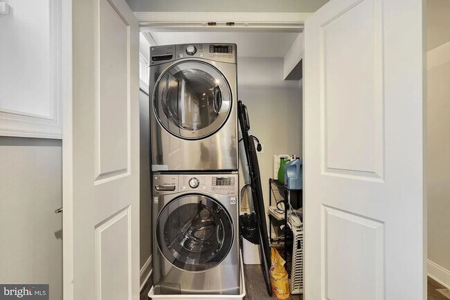 Building Photo - Newly Renovated Single Family home with Off Street Parking