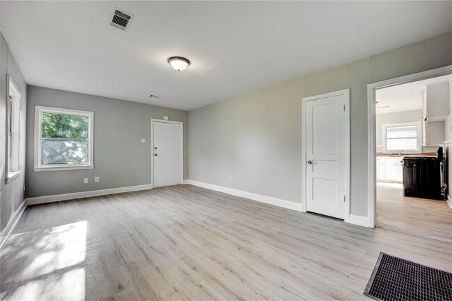 Building Photo - 516 N 35th St