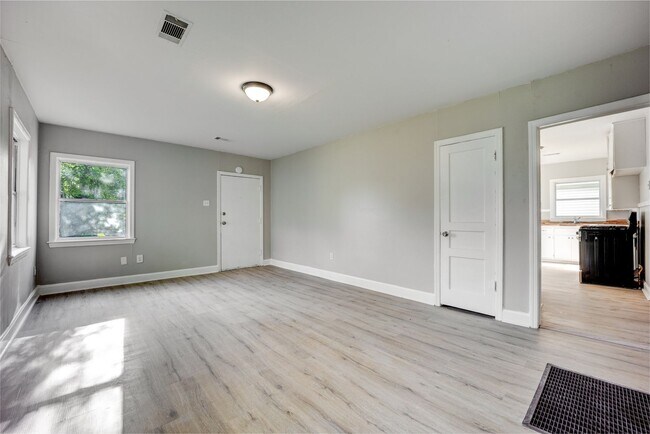 Building Photo - Freshly Updated 3 Bedroom House