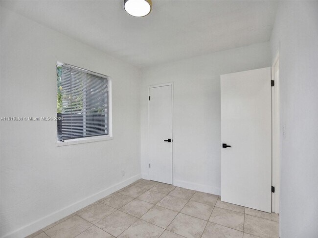 Building Photo - 708 N 20th Ave