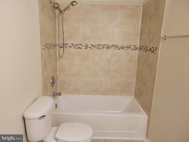 Building Photo - 3178 Summit Square Dr
