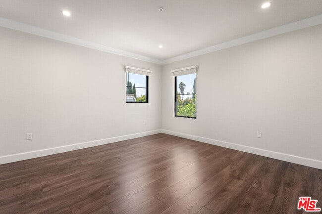 Building Photo - 1153 Beachwood Dr