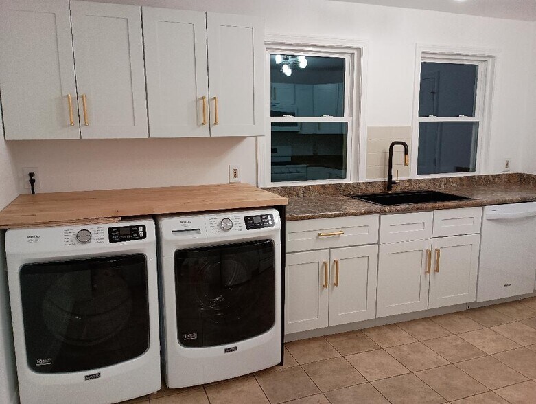 Building Photo - 836 Belmont St