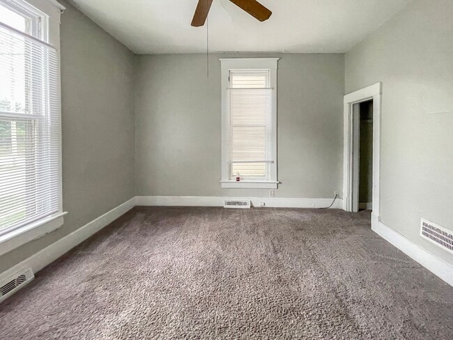 Building Photo - PRELEASING for AUGUST! Close to Campus: Dishwasher and Washer/Dryer Included