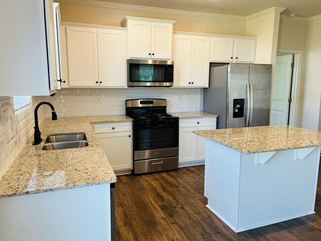 Building Photo - WOW! 5 bedrooms, 4.5 baths with a guest be...