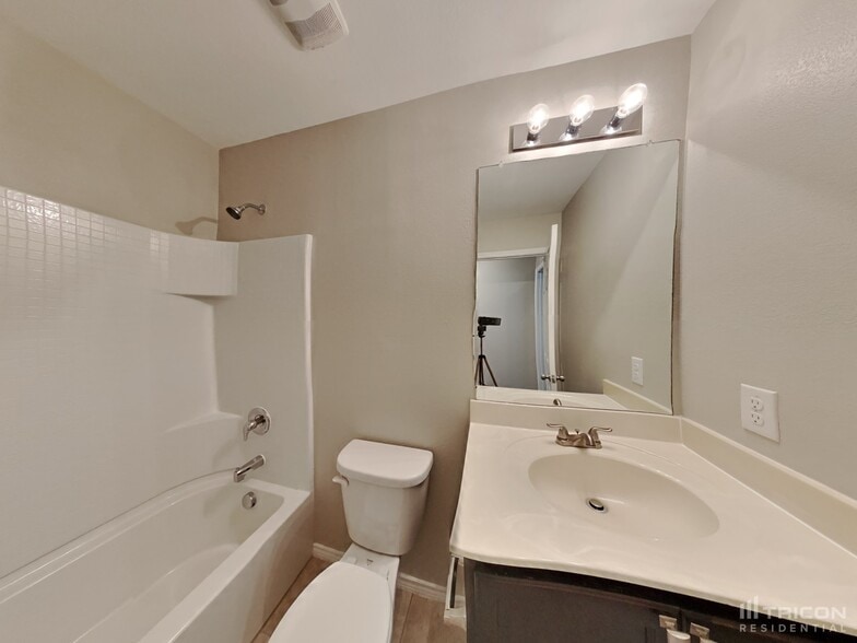 Building Photo - 1704 Abby Creek Dr