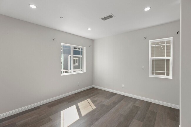 Building Photo - 3 Bedroom & 2.5 Bathroom Townhome with 2 Car Garage & Laundry