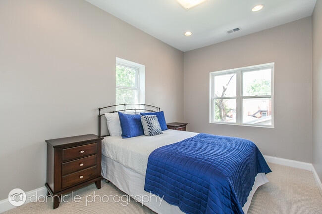 Building Photo - 806 S Oakley Blvd