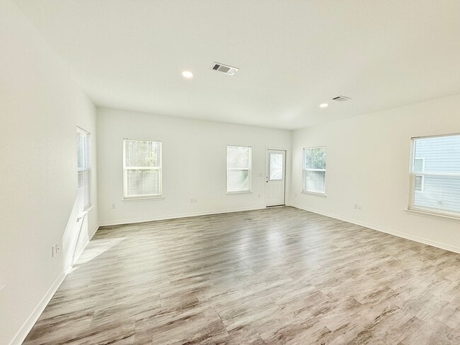 Building Photo - Spacious 4-Bedroom Home