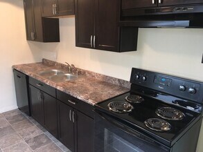 Building Photo - Reno Duplex - 1 Small Pet Friendly, Garage...