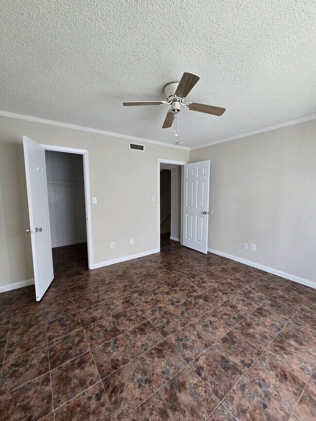 Building Photo - 2 bedroom Townhome off Pensacola Available