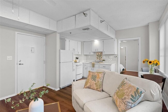 Building Photo - 411 1st Ave N