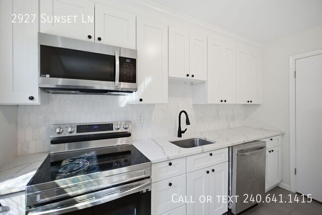 Building Photo - 2927 Sunset Ln