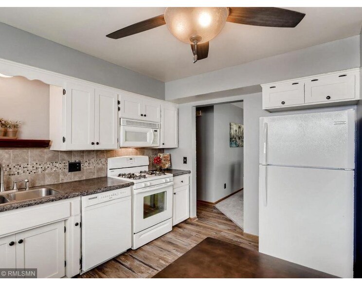 Building Photo - 136 7th Ave S