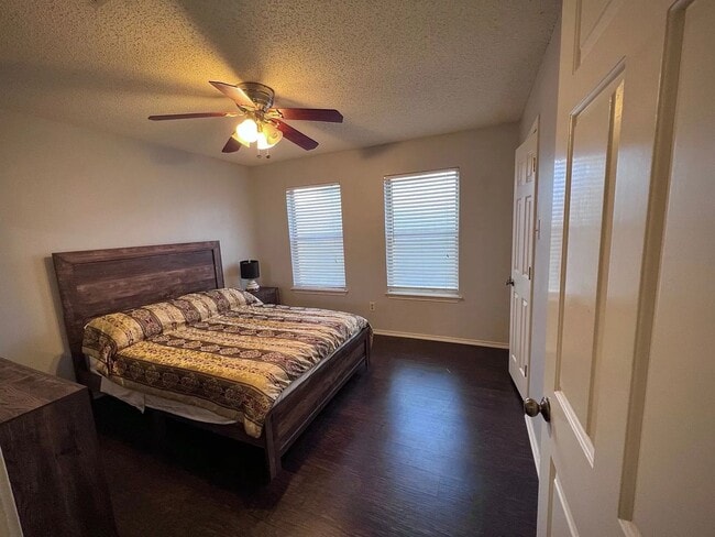 Building Photo - Updated condo at Cobblestone, closet to Campus!
