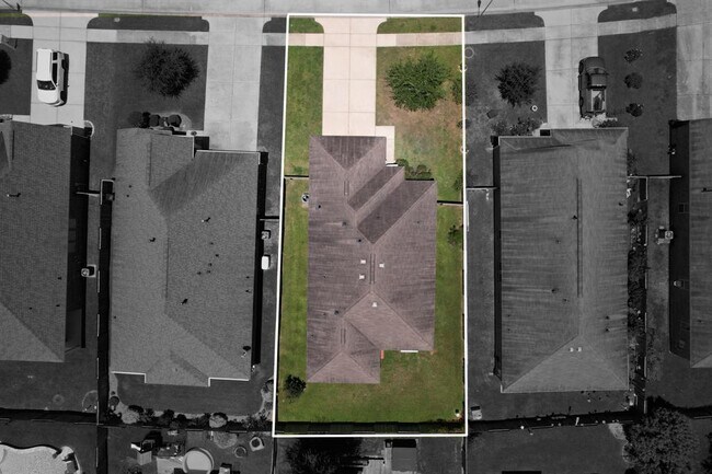 Building Photo - 30111 Saw Oaks Dr