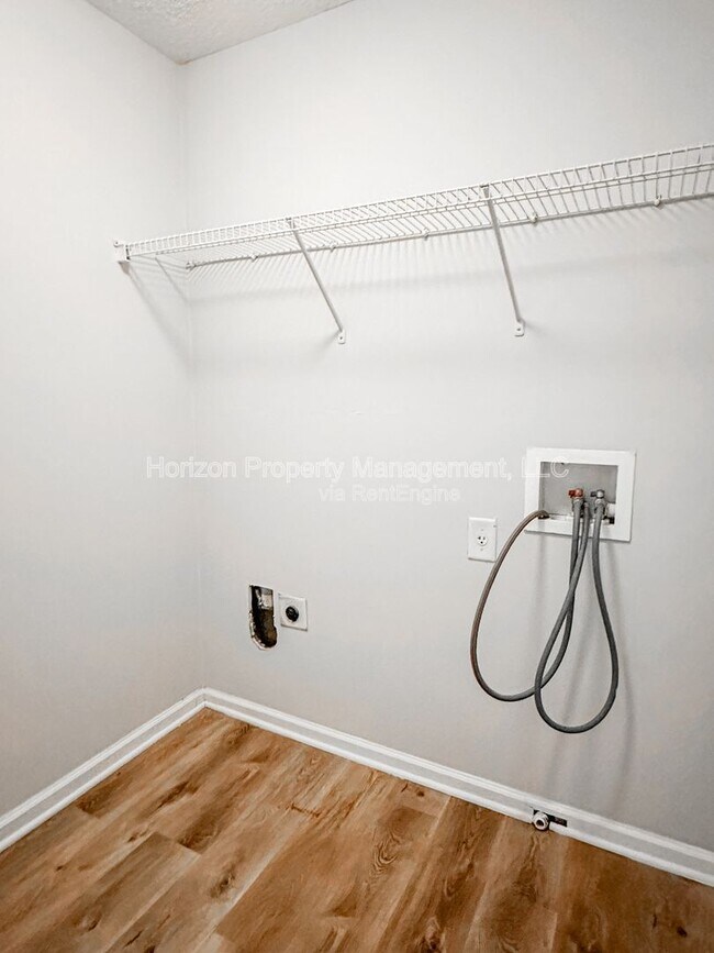 Building Photo - 139 Riverstone Commons Cir