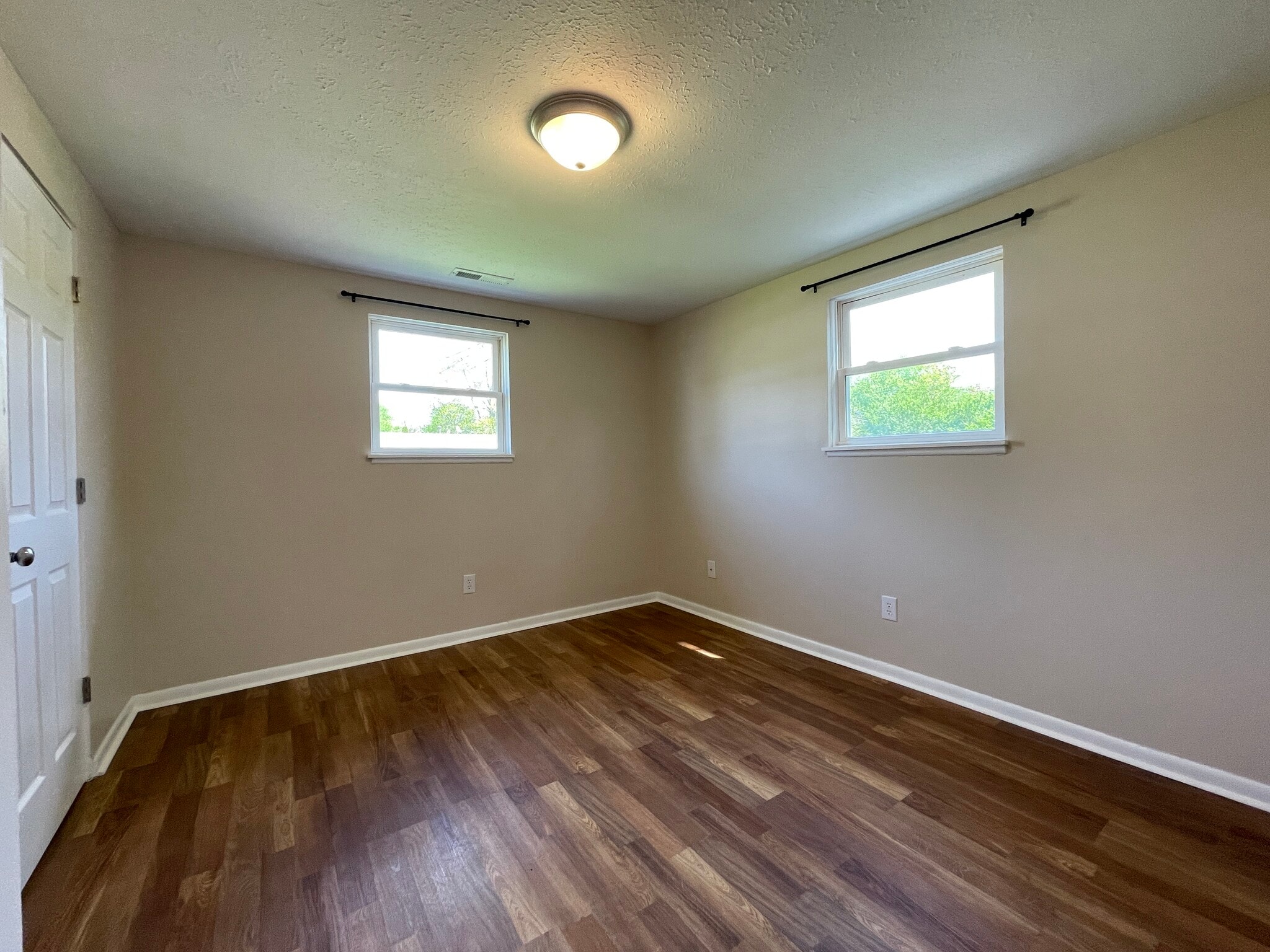 Building Photo - 19 Valley Park Dr