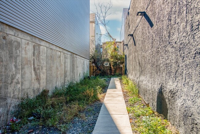 Building Photo - 5236 Walnut St