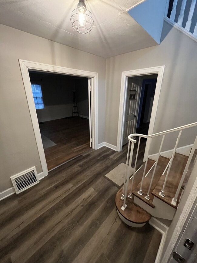 Building Photo - 1910 Hst W 10th St