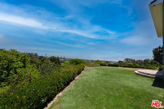 Building Photo - 1036 El Medio Ave