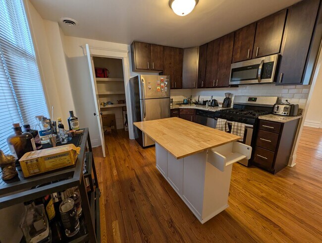 Building Photo - Wicker Park 2 BR, Prime Location, Fully Renovated