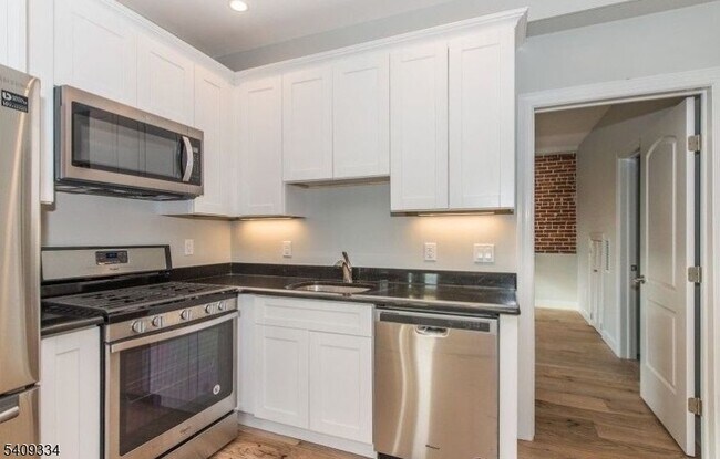 Building Photo - 44 Elm St