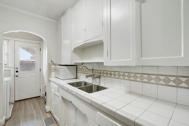 Building Photo - 5924 La Vista Dr