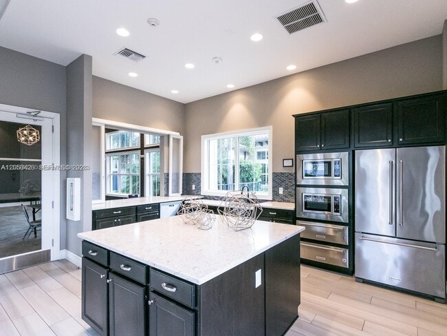 Building Photo - 4400 Hillcrest Dr