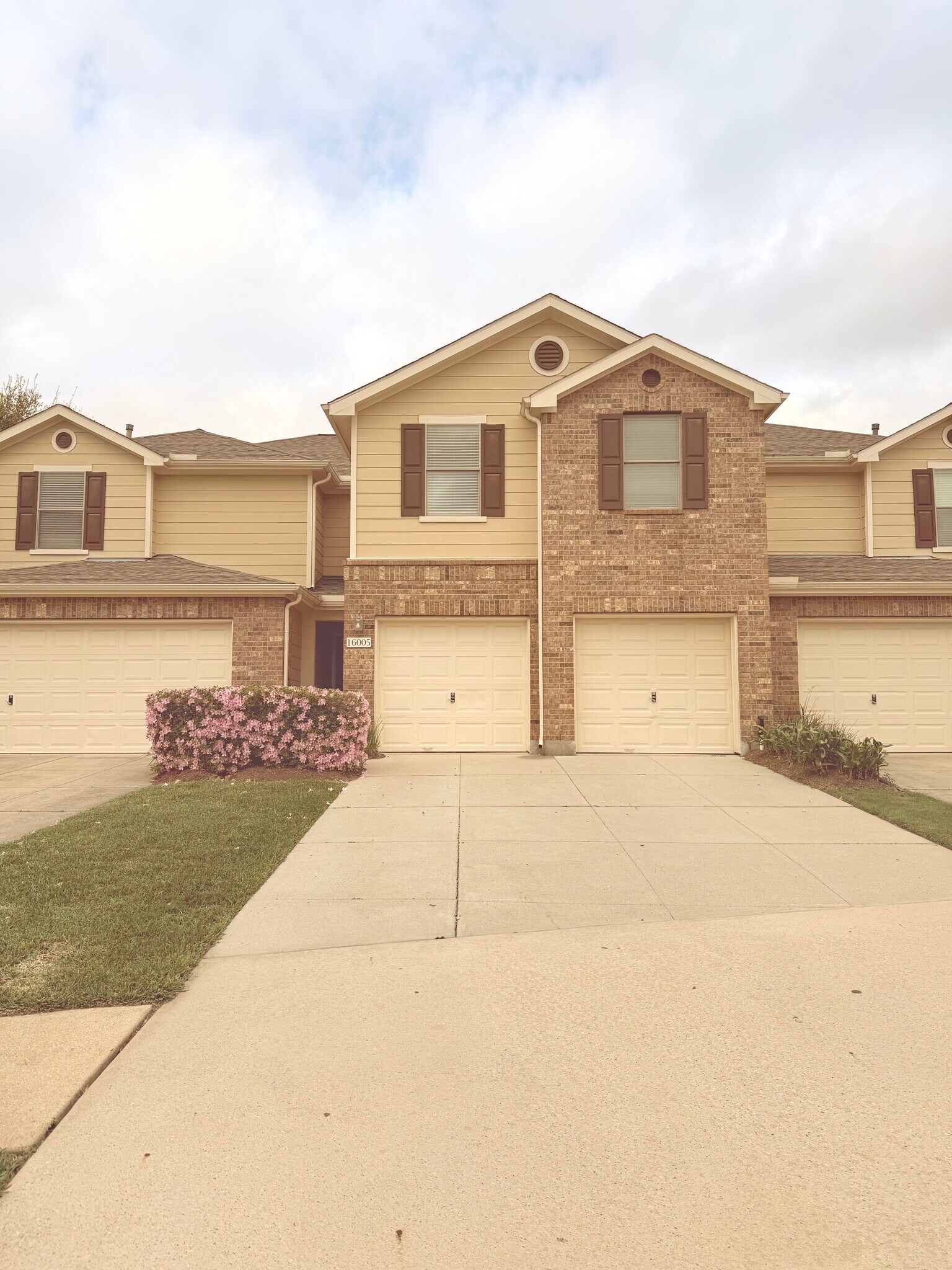 Building Photo - 16005 Summerville Lake Dr