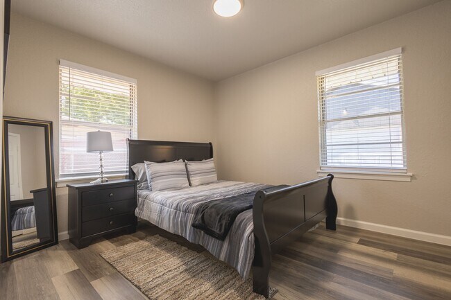 Building Photo - 106 Mimosa St