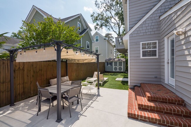 Building Photo - Immaculate 3 bedroom 2 bath bungalow at Oc...